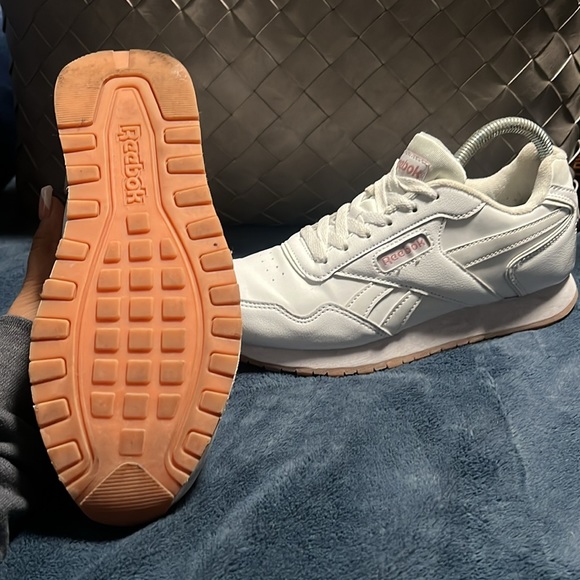 White Reebok size 7.5 - Picture 2 of 2